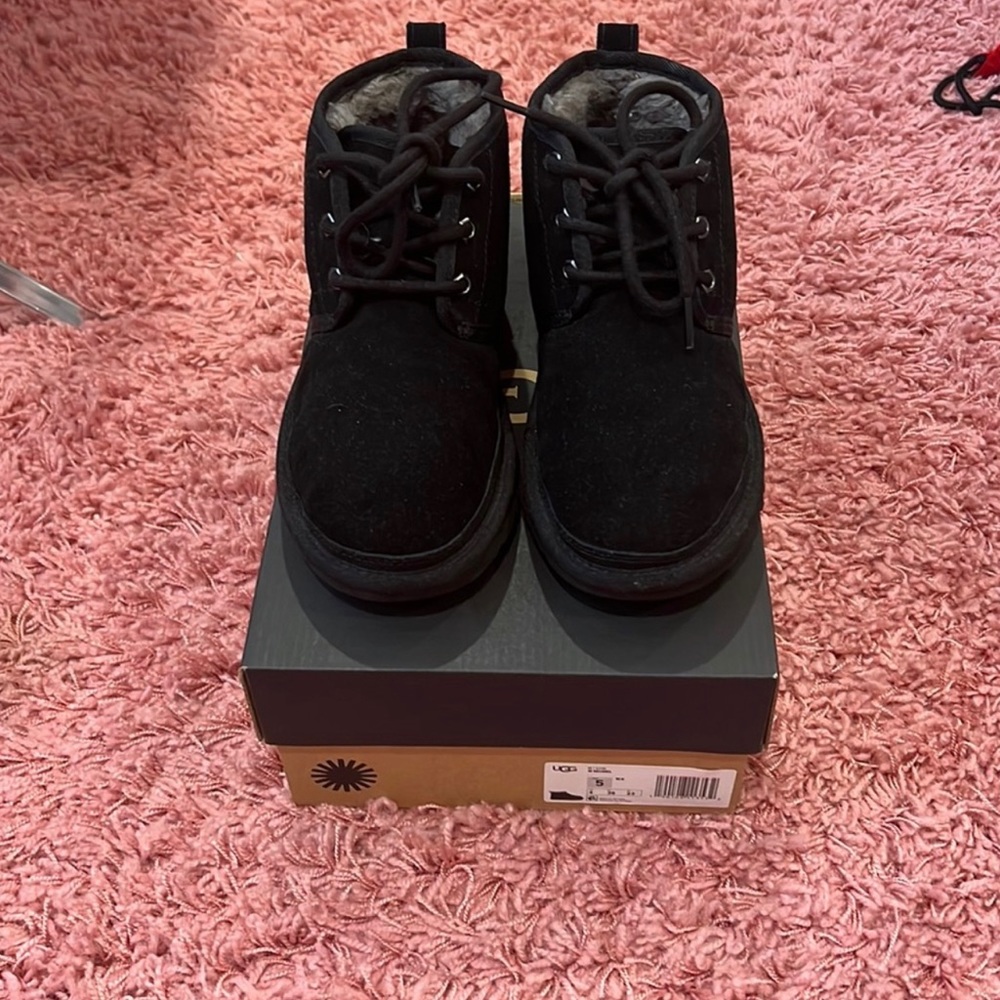 UGG neumel black